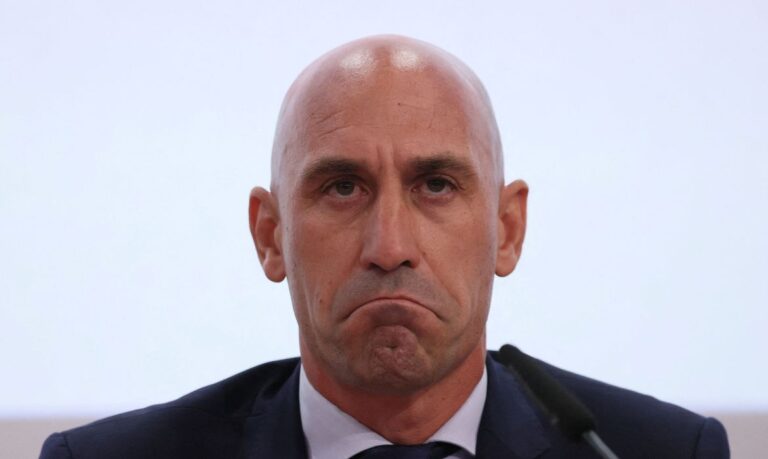 2023-09-11t130218z_1_lynxmpej8a0gu_rtroptp_4_soccer-worldcup-kiss[1]