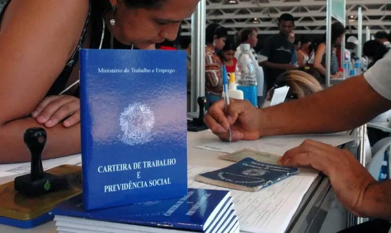 Consumoaquecidoimpulsionageraodeempregosmasacendealertaparaainflao_0126543001744415957.webp