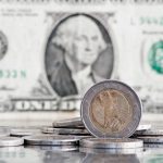 Em alta, dólar sobe a R$ 5,85