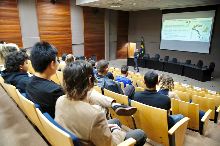 MIDRdebatedesenvolvimentoregionalcomalunosdeGeografiadaUnB_0937779001744459514.jpeg